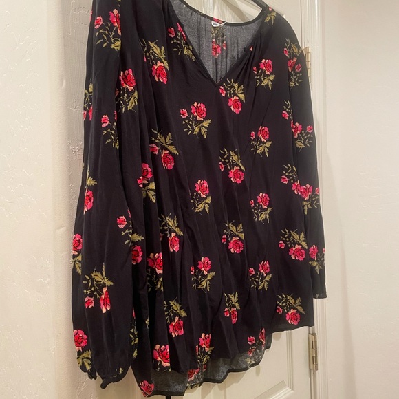 Old Navy rosebud 🌹peasant blouse - Picture 6 of 7